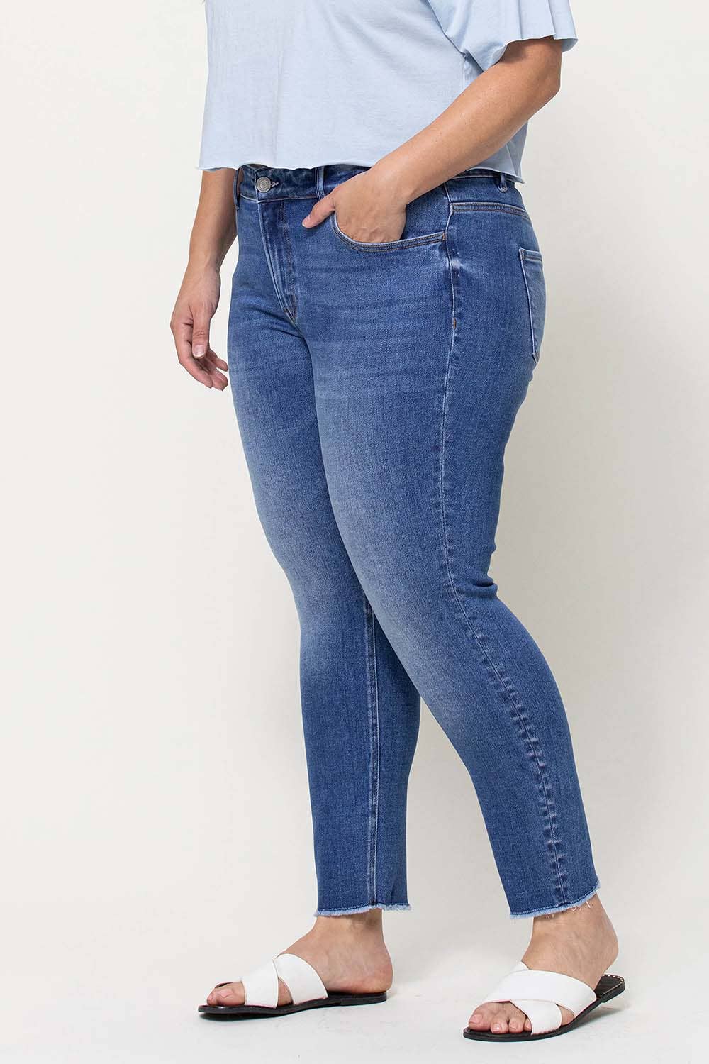 PLUS SIZE MID RISE RAW HEM CROP SKINNY JEANS