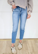 Load image into Gallery viewer, Vervet High Rise Tapered Straight Jeans
