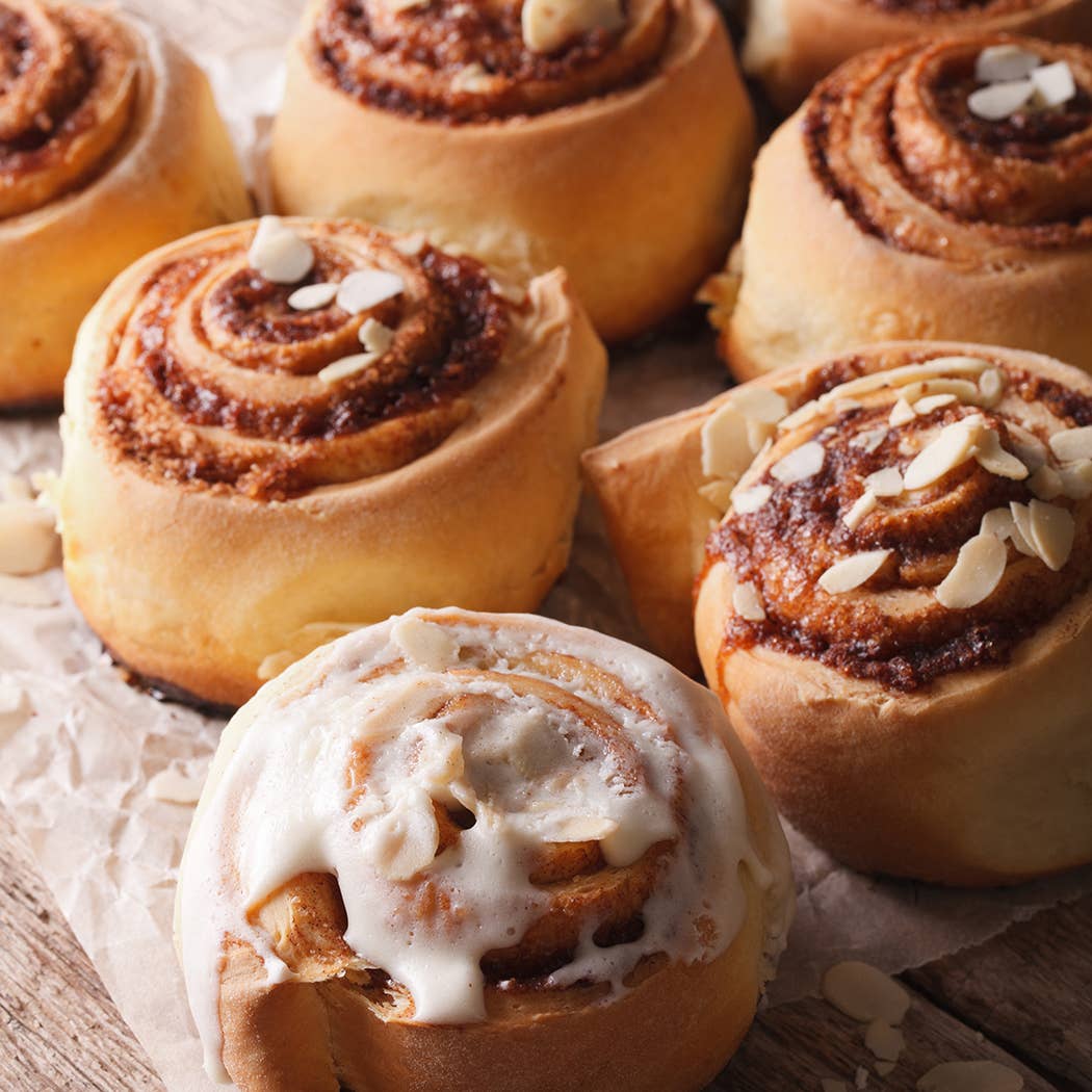 5 oz Cream Jar Candle: Sticky Buns